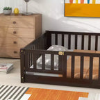 Lit au sol pleine grandeur avec clôture et porte, cadre de lit bas en bois pour enfants avec barrières de sécurité, bois d'hévéa massif, assemblage facile