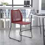Chaise empilable capacité 300 kg avec dossier aéré et piétement luge thermolaqué