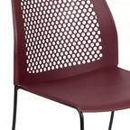 Chaise empilable capacité 300 kg avec dossier aéré et piétement luge thermolaqué