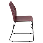 Chaise empilable capacité 300 kg avec dossier aéré et piétement luge thermolaqué