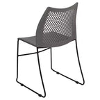 Chaise empilable capacité 300 kg avec dossier aéré et piétement luge thermolaqué