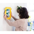Réplique de miroir de porte cadre judas jaune de l'émission télé | 38 x 28 cm